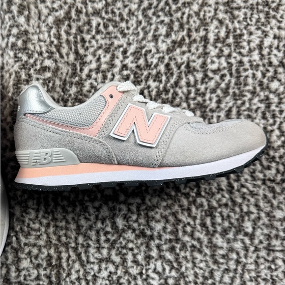 New Balance Classic 574 Light Gray and Soft Pink Sneakers Kids Size 12.5 - Picture 2 of 8